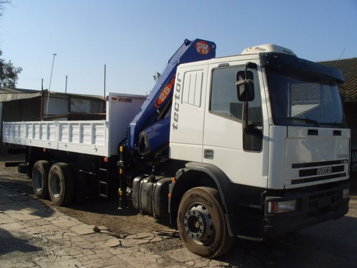 Plataforma con baranda con pluma IVECO