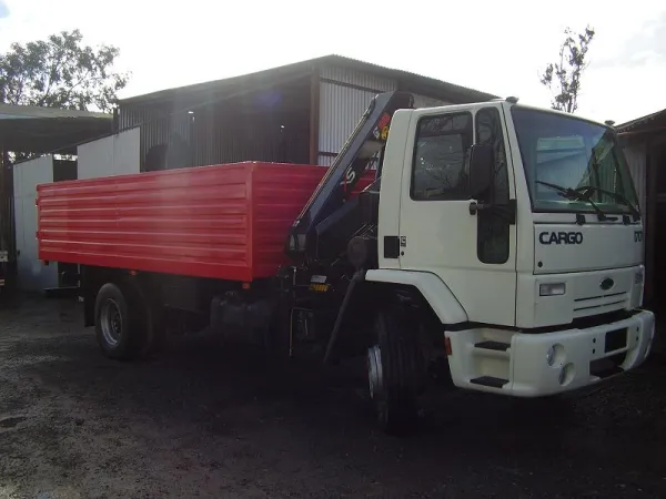Plataforma con baranda rojo Ford