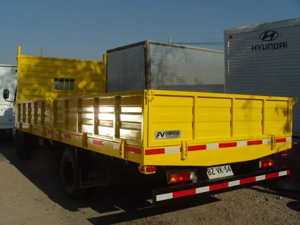 Plataforma con barandas carroceria amarillo