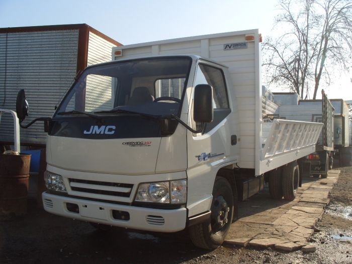 Plataforma con barandas camión JMC