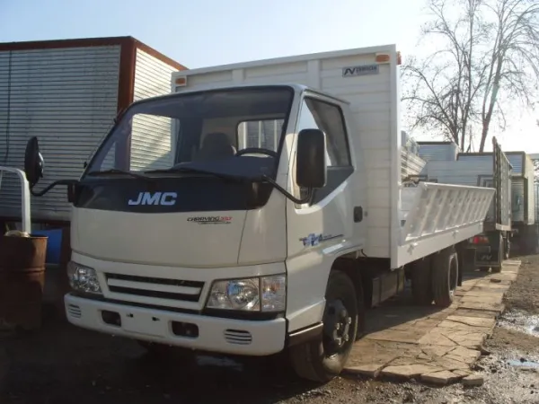 Plataforma con barandas camión JMC