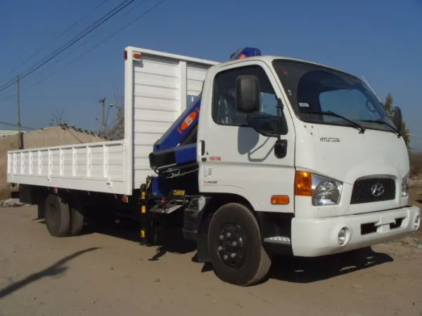 Plataforma con barandas camión Hyundai con pluma