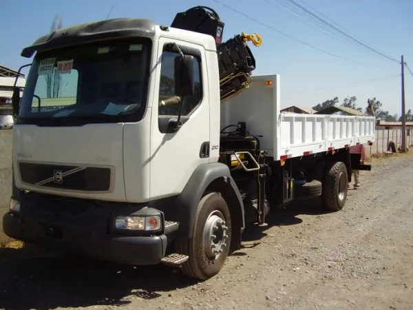Plataforma con barandas camión Volvo con pluma