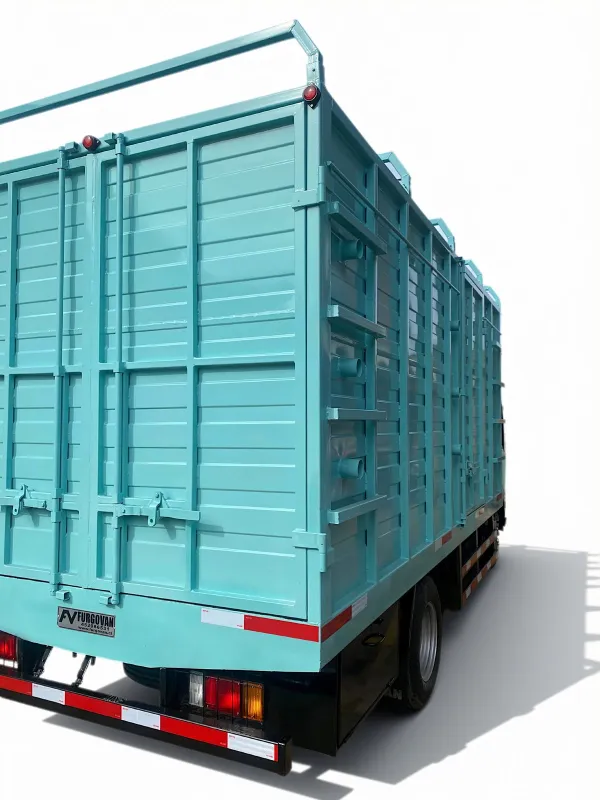 Plataforma Ganadera turquesa con escalera lateral