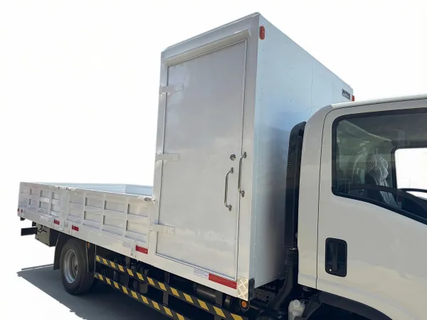 Plataforma con barandas y cabina delantera